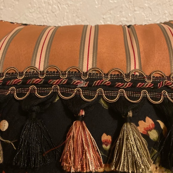 Croscill Throw Pillow approx 17x17” Bohemian style Striped on back w/11 Tassels - Picture 8 of 13
